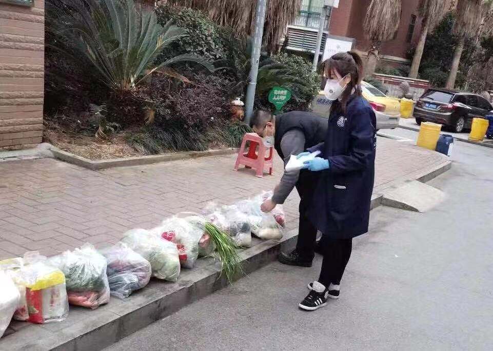 4 党员送菜到小区.jpg